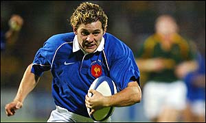 Cedric Heymans latches onto Fabien Galthie's crossfield kick before surging over the line