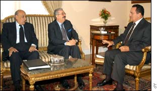 Iraqi Foreign Minister Naji Sabri meeting Egyptian President Hosni Mubarak (R) and Foreign Minister Ahmed Maher (L)