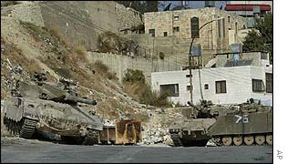 Israeli tanks secure roads into Nablus