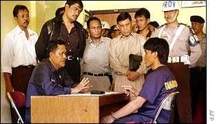 Amrozi (right) being interrogated by Indonesian police chief General Da'i Bachtiar 