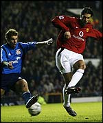 Ruud van Nistelrooy of Man Utd battles with Thomas Kleine of Bayer Leverkusen 