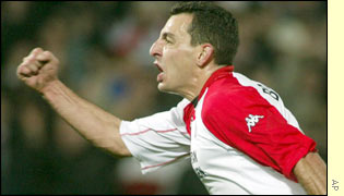 The momentum of the game changes in the 65th minute as Mariano Bombarda scores for Feyenoord