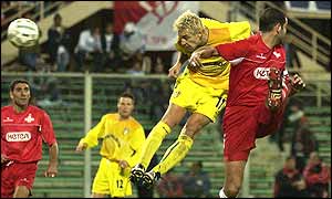 Alan Smith is in dominant form as he helps Leeds into round three of the Uefa Cup