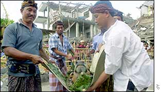 Men carry a cow's head in preparation for sacrificial ceremony