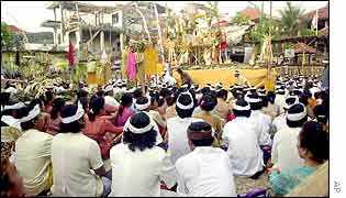 Hundreds of Balinese gather during prayer for the bombing victims at the blast site in Kuta, Bali, Indonesia