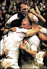 Matt Dawson and Neil Back, among others, celebrate Dan Luger's winning try against Australia in 2000