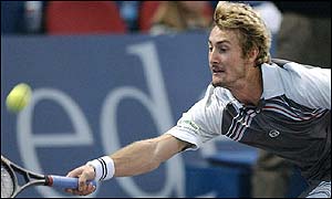 As Moya shows signs of fatigue, Ferrero lifts his game to take the second set 6-4