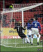 Leon Mike heads past Stefan Klos