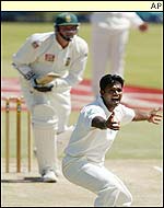 Dilhara Fernando traps Graeme Smith lbw