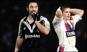 Paul Deacon looks distraught after his late drop goal drifts wide of the post