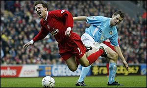 Sunderland's Kevin Kilbane tackles Liverpool's Vladimir Smicer