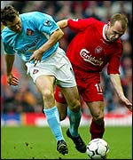 Sunderland's Kevin Kilbane and Liverpool's Danny Murphy compete for the ball