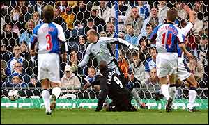 Kevin Campbell turns to score for Everton