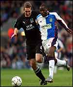 Alan Stubbs battles Andy Cole