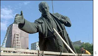 Lenin's statue is removed from Vilnius, 1991
