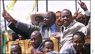 Mwai Kibaki (centre) waves to supporters