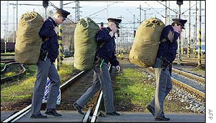 Police in Ostrava prepare to travel to Prague by train