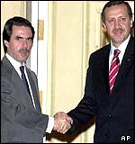 Tayyip Erdogan (r) with Spanish PM Jose Maria Aznar