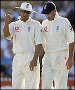 Mark Butcher confers with Nasser Hussain