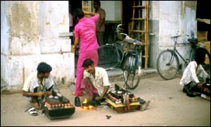 Young shoeshiners in Delhi