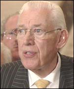 Ian Paisley has issued no Sinn fein talks warning to DUP members