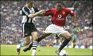 Newcastle's Kieron Dyer challenges Manchester United's Quinton Fortune 