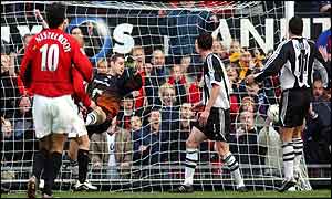 Paul Scholes (hidden) puts Man Utd ahead