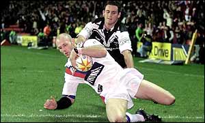 Great Britain's Keith Senior (left) gets past New Zealand's Lance Hohaia to score the opening try