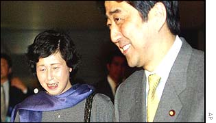 Hitomi Soga (left) with Deputy Chief Cabinet Secretary Shinzo Abe, 27 November 2002