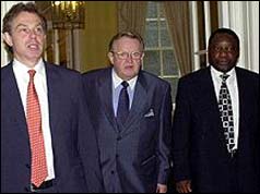 Tony Blair with Martti Ahtisaari (c) and Cyril Ramaphosa (r) who inspected the weapons