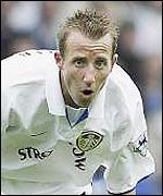 Lee Bowyer looks for the ball