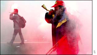 Strikers in Paris shrouded in fog 