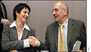 Justice Minister Ruth Metzler (l) and Economy Minister Pascal Couchepin 