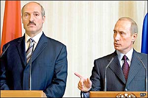 Belarussian President Alexander Lukashenko (left) and Russian President Vladimir Putin
