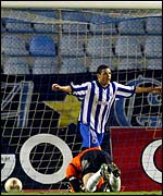 Deco celebrates another Porto goal against Lens