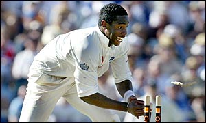 Alex Tudor breaks the stumps as Shane Warne is run-out for 35