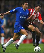 Chelsea midfielder Frank Lampard battles with Sunderland's Gavin McCann 