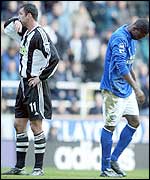 Gary Speed turns his back as Joseph Yobo is sent off