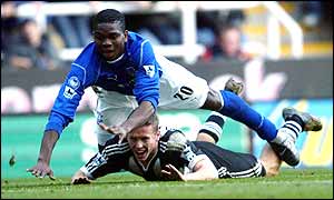 Joseph Yobo brings down Craig Bellamy