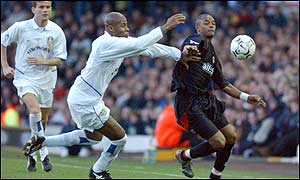 Leeds Uniteds Michael Duberry and Charlton Athletics Shaun Bartlett battle for the ball 