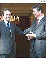 Mr Rasmussen (r) with Spanish PM Aznar