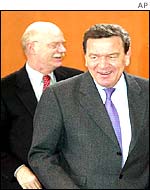 Peter Struck (left) and Gerhard Schroeder (right)