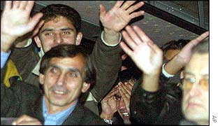 Immigrants leave Sangatte for Britain