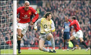 Juan Veron scores Man Utd's first goal as they beat Arsenal 