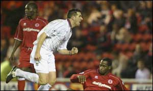 Ian Pearce plays upfront to ease West Ham's striker crisis and scores 