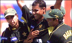 Waqar Younis celebrates with his team-mates
