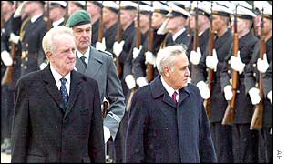 Israeli President Moshe Katsav, right, and German President Johannes Rau, review the honour guard 