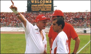 Fullone giving Wydad players instructions in the Cup Winners Cup final