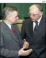 Polish Foreign Minister Wlodzimierz Cimoszewicz and Enlargement Commissioner Guenter Verheugen