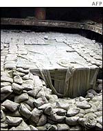Cement sacks/container aboard ship